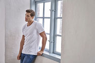 Herren T-Shirt mit ungesäumtem Ausschnitt